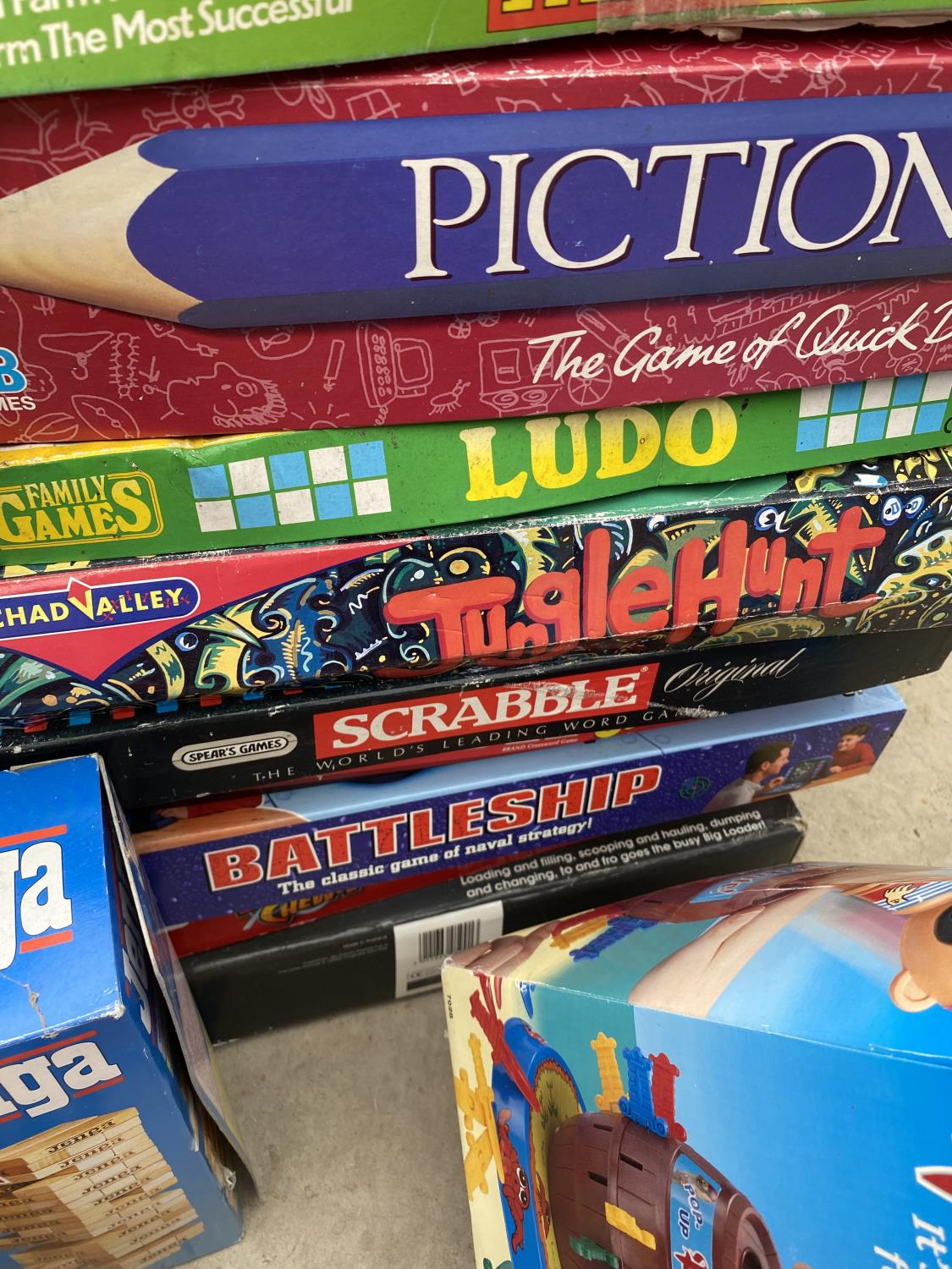 A LARGE COLLECTION OF RETRO BOARD GAMES - Image 6 of 7