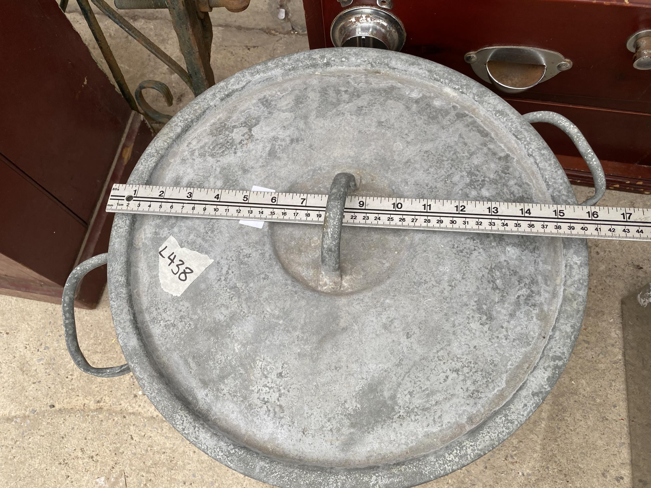 A LARGE GALVANISED LIDDED COOKING POT - Image 5 of 5