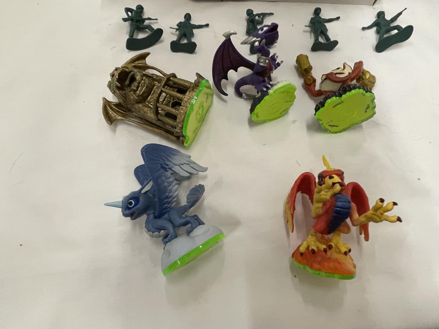 A BOX OF TOY PLASTIC SOLDIERS PLUS 'SPYRO THE DRAGON' FIGURES, ETC - Image 3 of 5