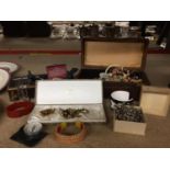 A QUANTITY OF COSTUME JEWELLERY TO INCLUDE NECKLACES, PEARLS, BANGLES, BROOCHES, ETC, SOME BOXED