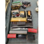 A QUANTITY OF MODEL RAILWAY ITEMS TO INCLUDE AIRFIX DIESEL SHUNTER, PLATFORMS, A TRI-ANG CARRIAGE,