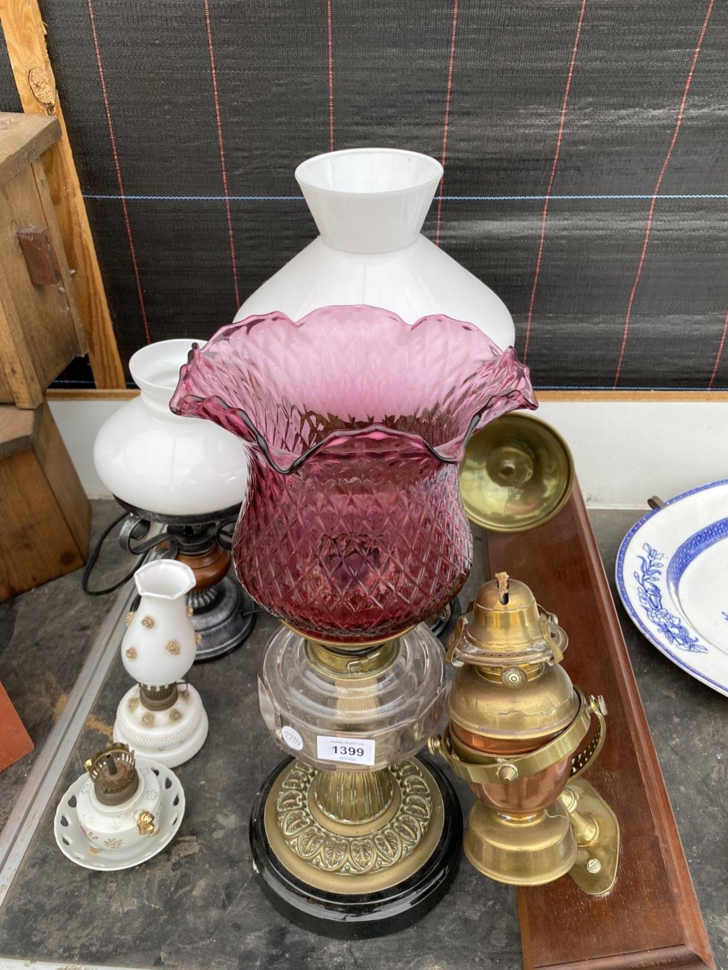 AN ASSORTMENT OF BRASS AND GLASS OIL LAMPS