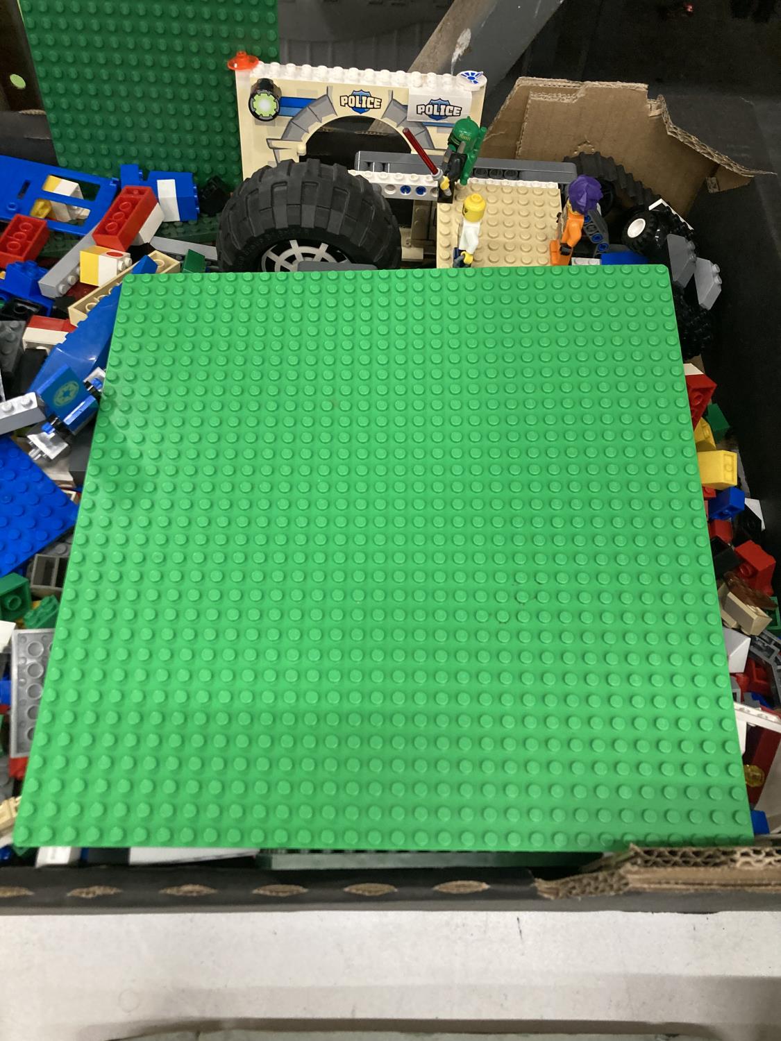 A BOX CONTAINING A QUANTITY OF LEGO TO INCLUDE BASES, FIGURES, ETC - Image 5 of 12