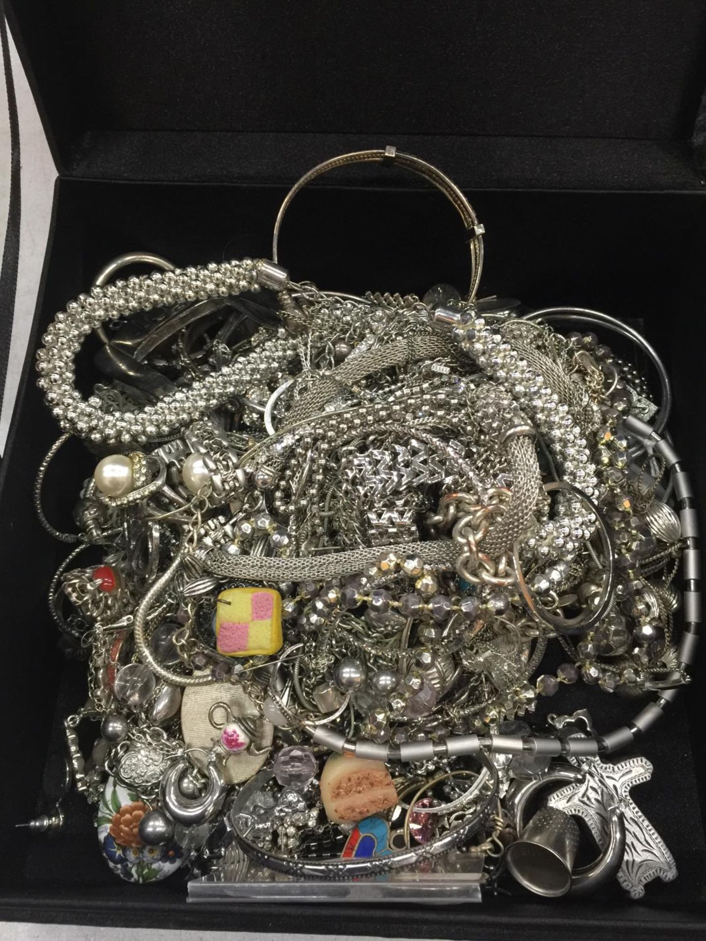 A BOX CONTAINING A QUANTITY OF WHITE METAL JEWELLERY TO INCLUDE NECKLACES, BANGLES, BRACELETS, - Image 4 of 6