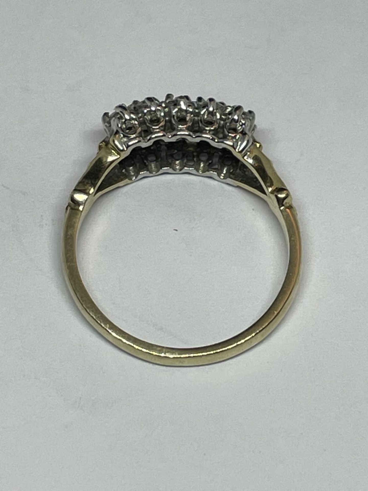 A 9 CARAT GOLD RING WITH FIFTEEN CUBIC ZIRCONIA STONES IN A CLUSTER DESIGN SIZE N - Image 7 of 7