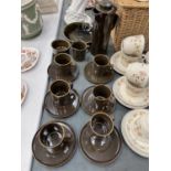 A MID CENTURY DENBY STYLE COFFEE SET TO INCLUDE COFFEE POT, SUGAR BOWL, CREAM JUG, CUPS AND SAUCERS