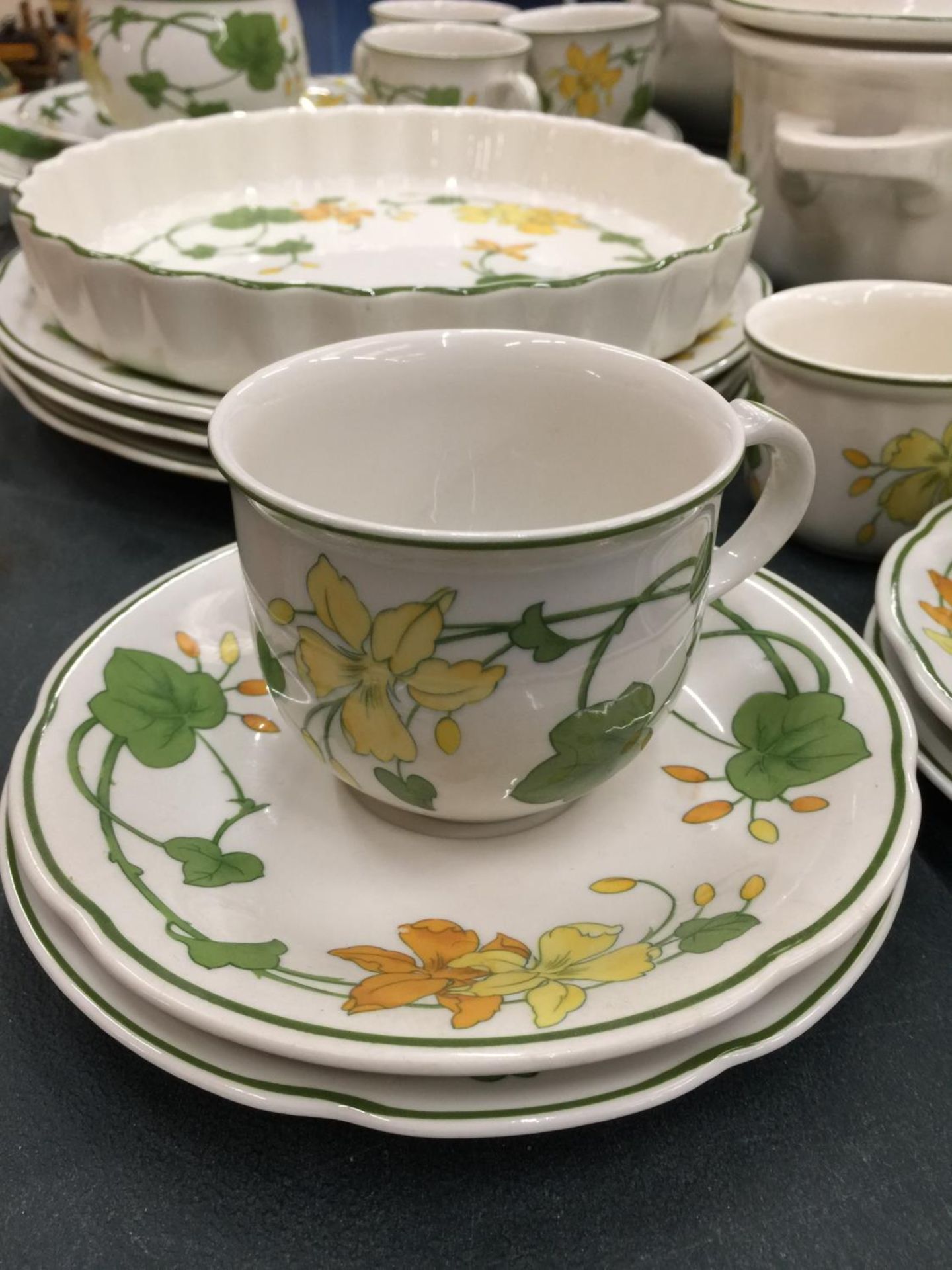A LARGE QUANTITY OF VILLEROY AND BOCH 'GERANIUM' DINNERWARE TO INCLUDE PLATES, CUPS, SAUCERS, - Image 5 of 8