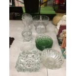 A QUANTITY OF GLASSWARE TO INCLUDE DESSERT DISHES, VASES, BOWLS, ETC