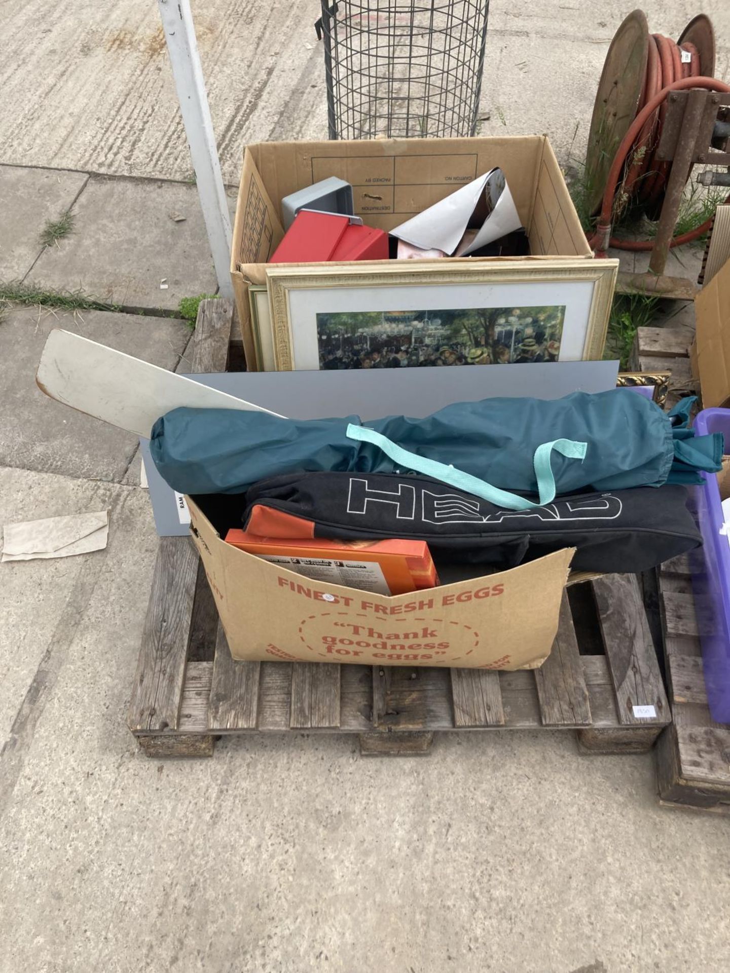 AN ASSORTMENT OF VARIOUS HOUSEHOLD CLEARANCE ITEMS