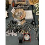 A QUANTITY OF COSTUME JEWELLERY TO INCLUDE RINGS, EARRINGS, BANGLES, NECKLACES, SOME BOXED
