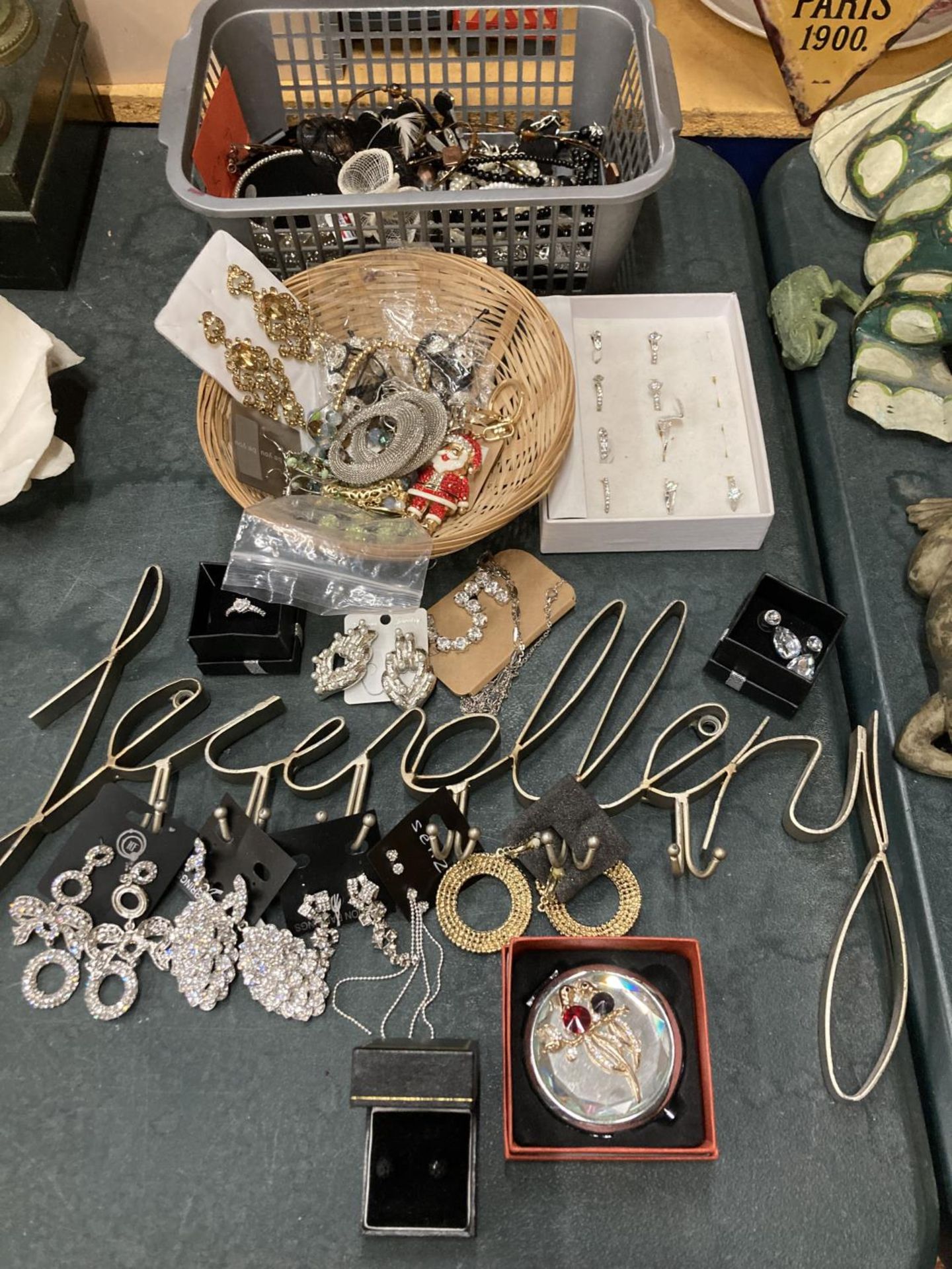 A QUANTITY OF COSTUME JEWELLERY TO INCLUDE RINGS, EARRINGS, BANGLES, NECKLACES, SOME BOXED