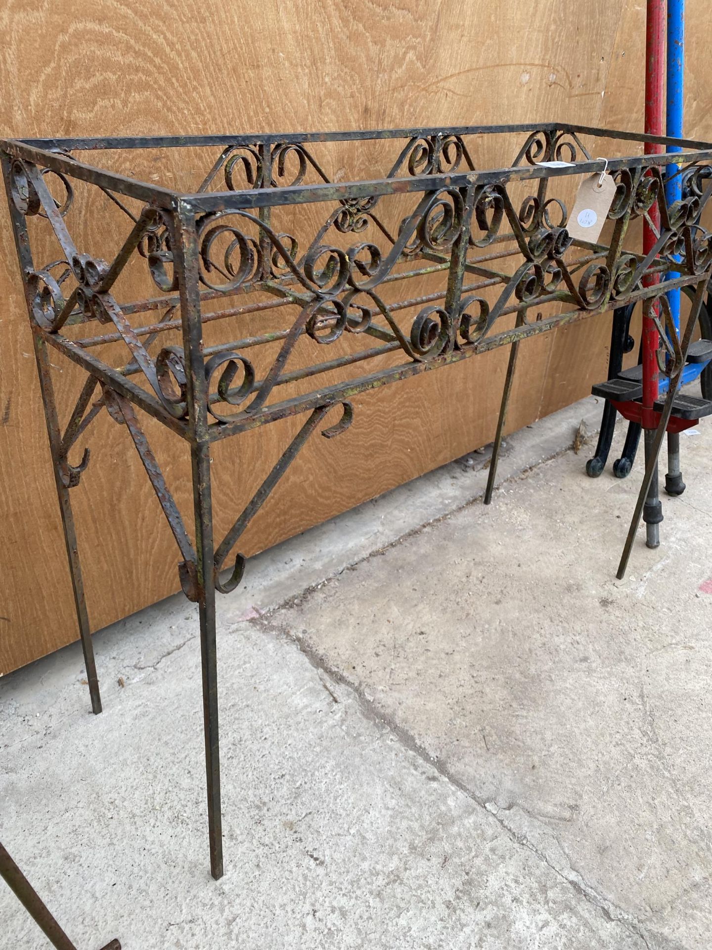 A DECORATIVE WROUGHT IRON PLANT STAND - Image 4 of 6