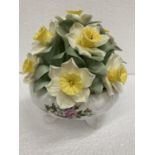 AN AYNSLEY LARGE HANDCRAFTED AND HAND PAINTED ORNAMENT OF A BOWL CONTAINING DAFFODILS
