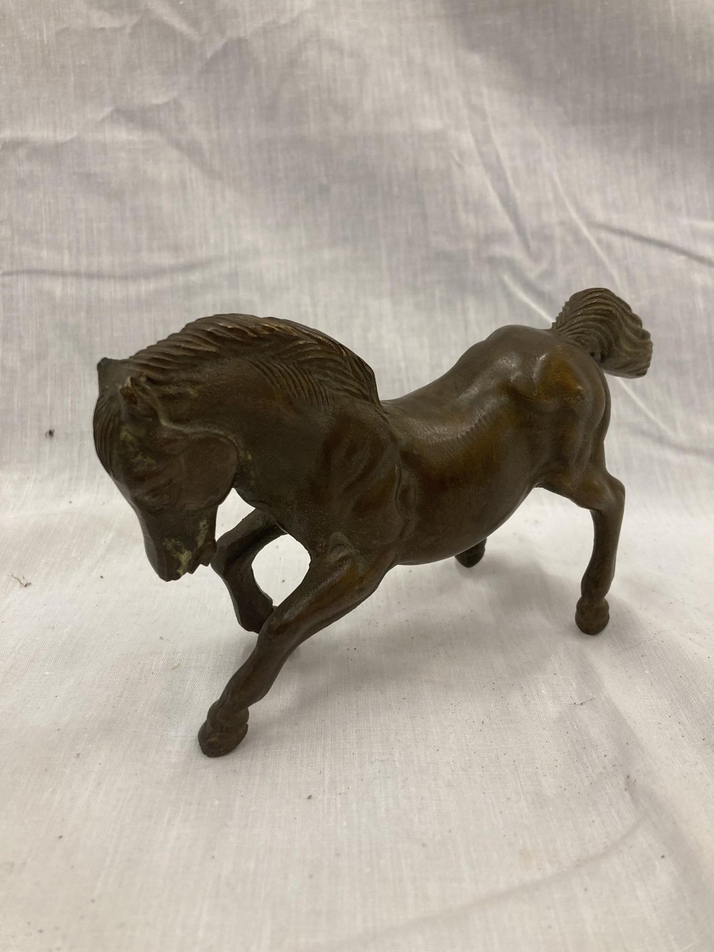 A BRONZE PRANCING HORSE LENGTH 20CM HEIGHT 10CM - Bild 2 aus 8