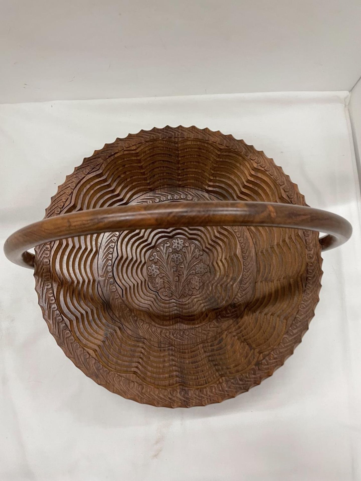 A METAMORPHIC WOODEN TRAY, PULL THE HANDLE UP AND IT BECOMES A BASKET - Image 5 of 6