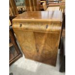 A MID 20TH CENTURY WALNUT TALLBOY WITH SINGLE DRAWER TO THE TOP SECTION AND THREE PULL-OUT