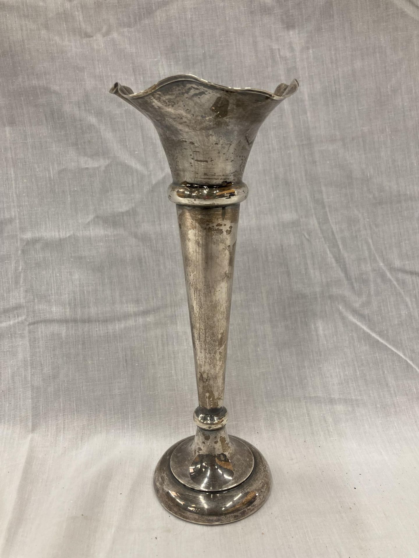 A HALLMARKED BIRMINGHAM SILVER BUD VASE WITH WEIGHTED BASE HEIGHT 25CM GROSS WEIGHT 355.9 GRAMS