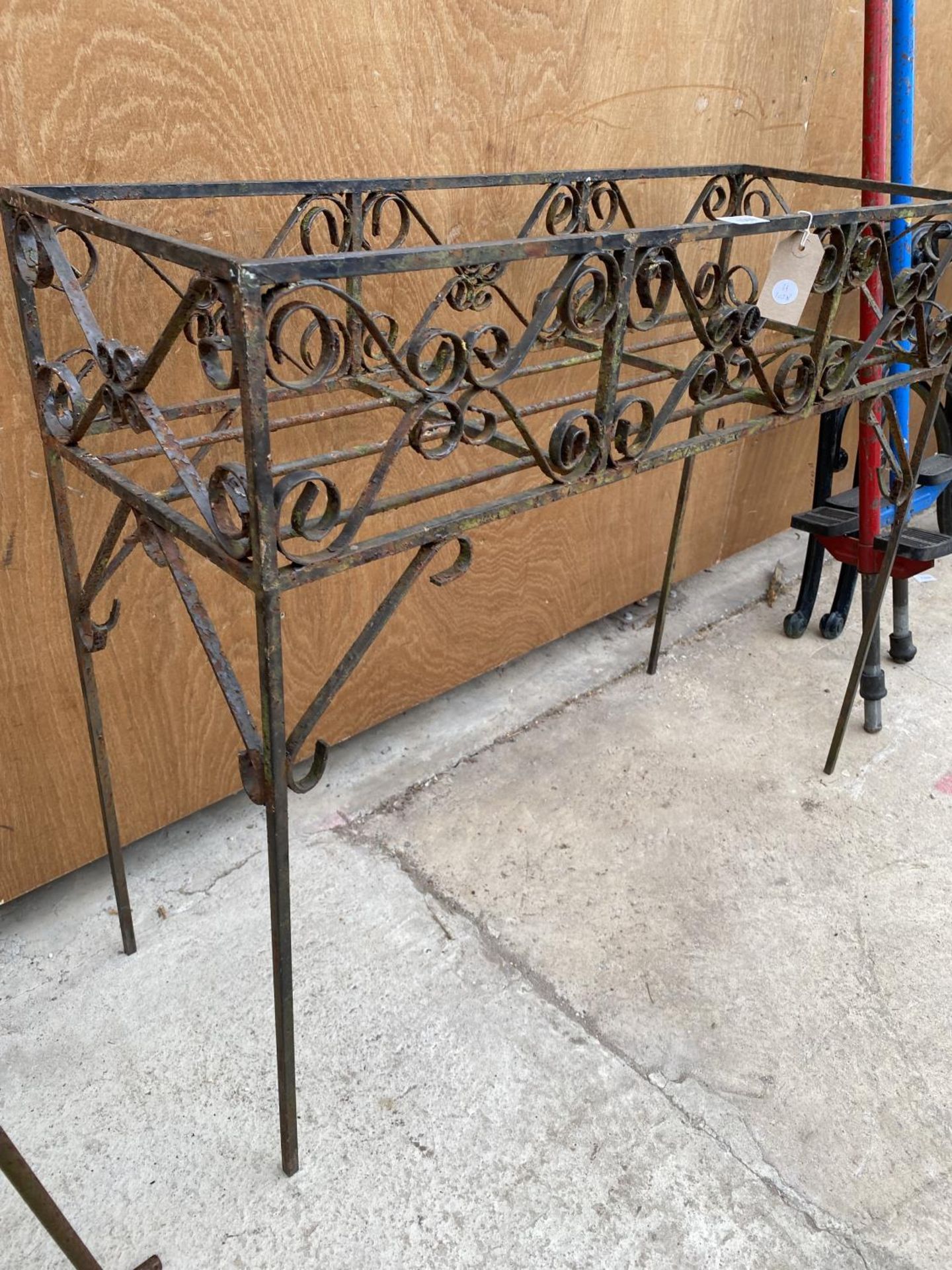 A DECORATIVE WROUGHT IRON PLANT STAND - Image 6 of 6