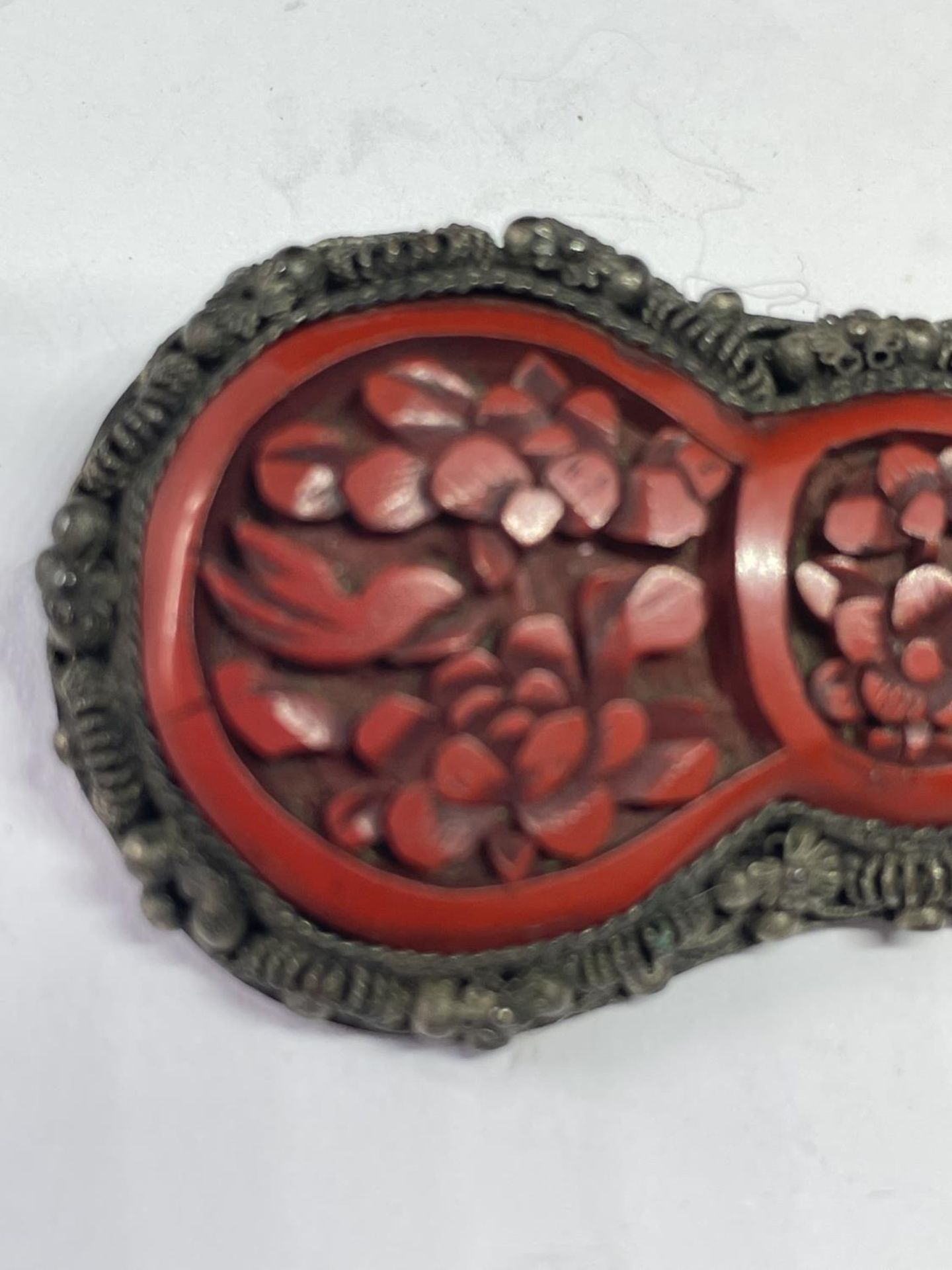 AN ORIENTAL CORAL BROOCH IN A PRESENTATION BOX - Image 2 of 5