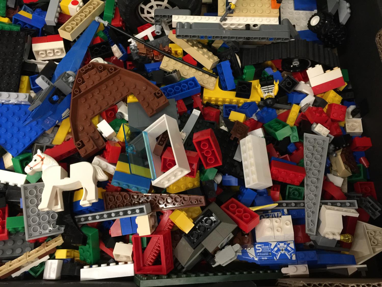 A BOX CONTAINING A QUANTITY OF LEGO TO INCLUDE BASES, FIGURES, ETC - Image 6 of 12