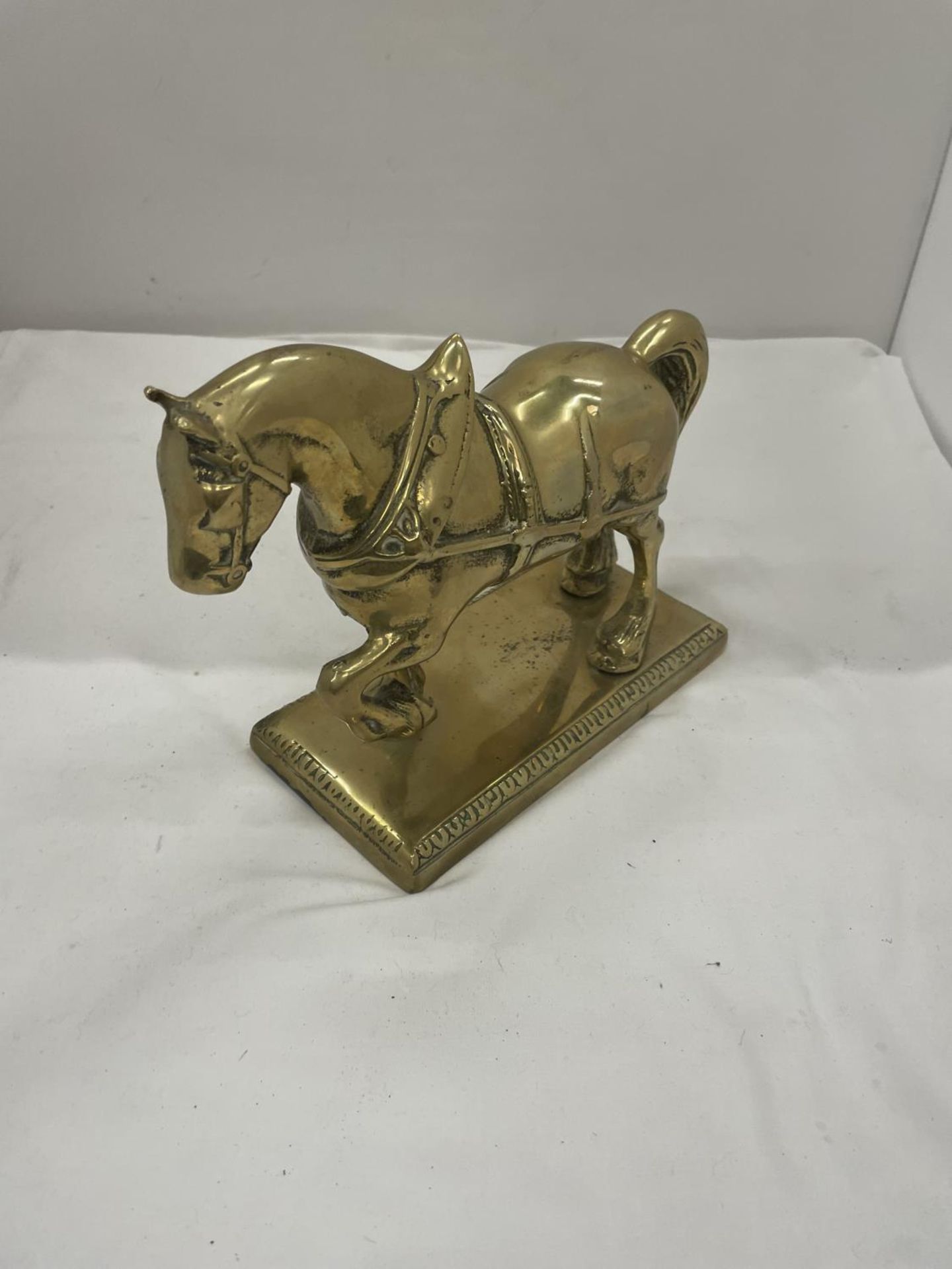 A LARGE HEAVY BRASS CART HORSE HEIGHT 20CM, LENGTH 20CM