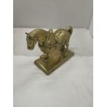 A LARGE HEAVY BRASS CART HORSE HEIGHT 20CM, LENGTH 20CM