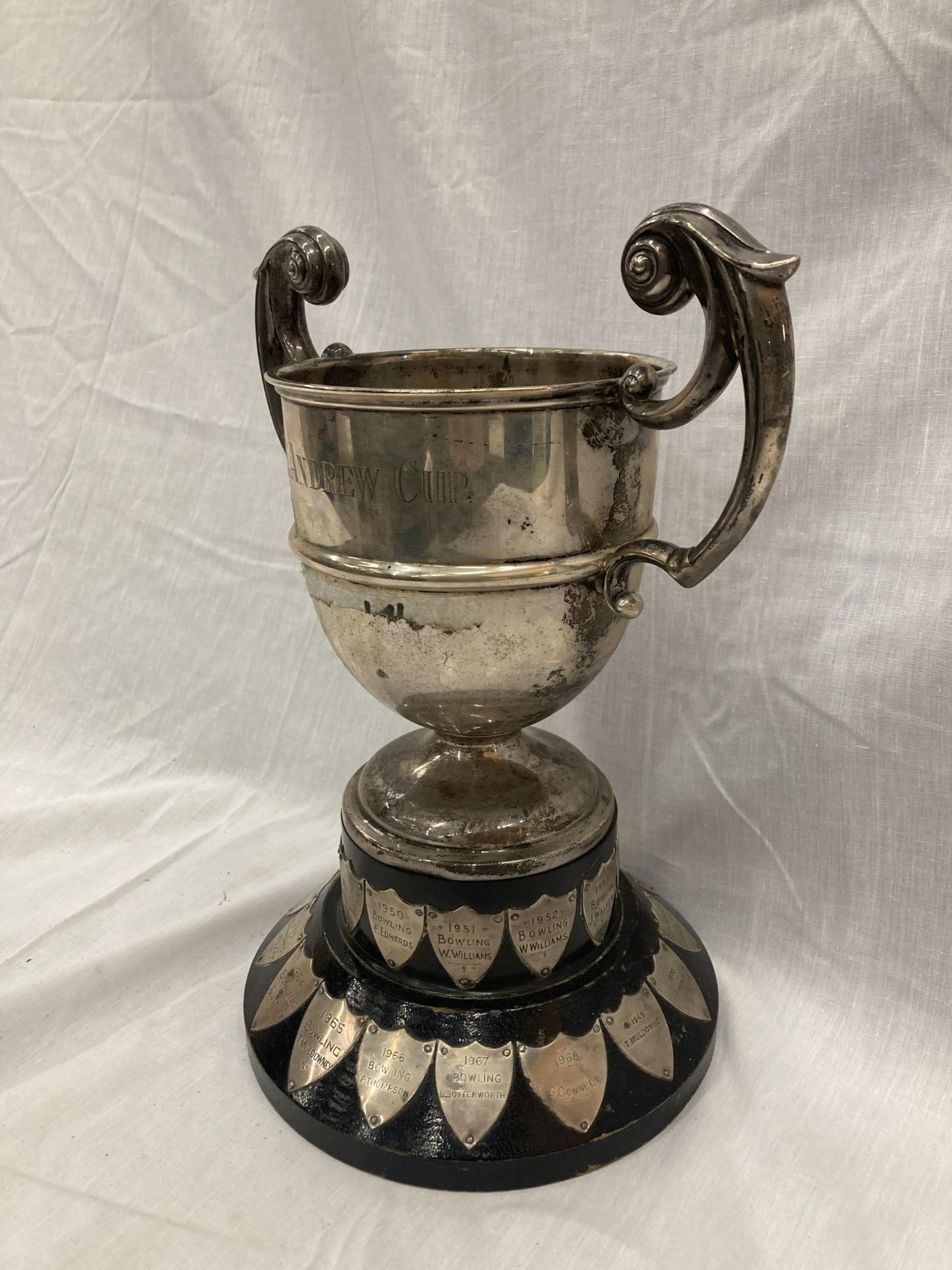 A HALLMARKED SHEFFIELD SILVER TROPHY WITH SHIELDS HEIGHT 32CM TO TOP OF THE HANDLE GROSS WEIGHT 1436 - Bild 2 aus 9