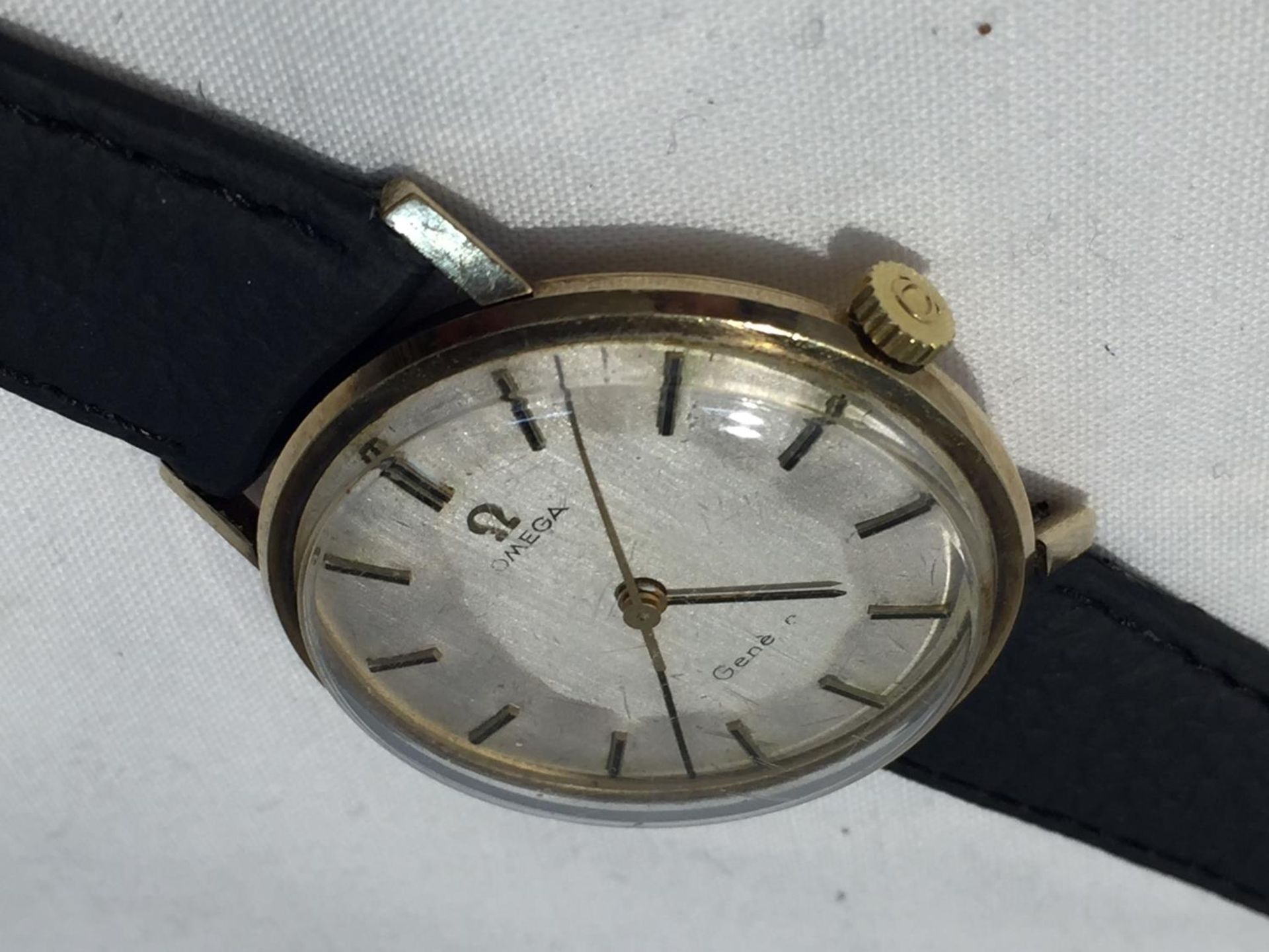 AN OMEGA GENTLEMAN'S WRIST WATCH WITH 9 CARAT GOLD CASE AND LEATHER STRAP - Image 3 of 9