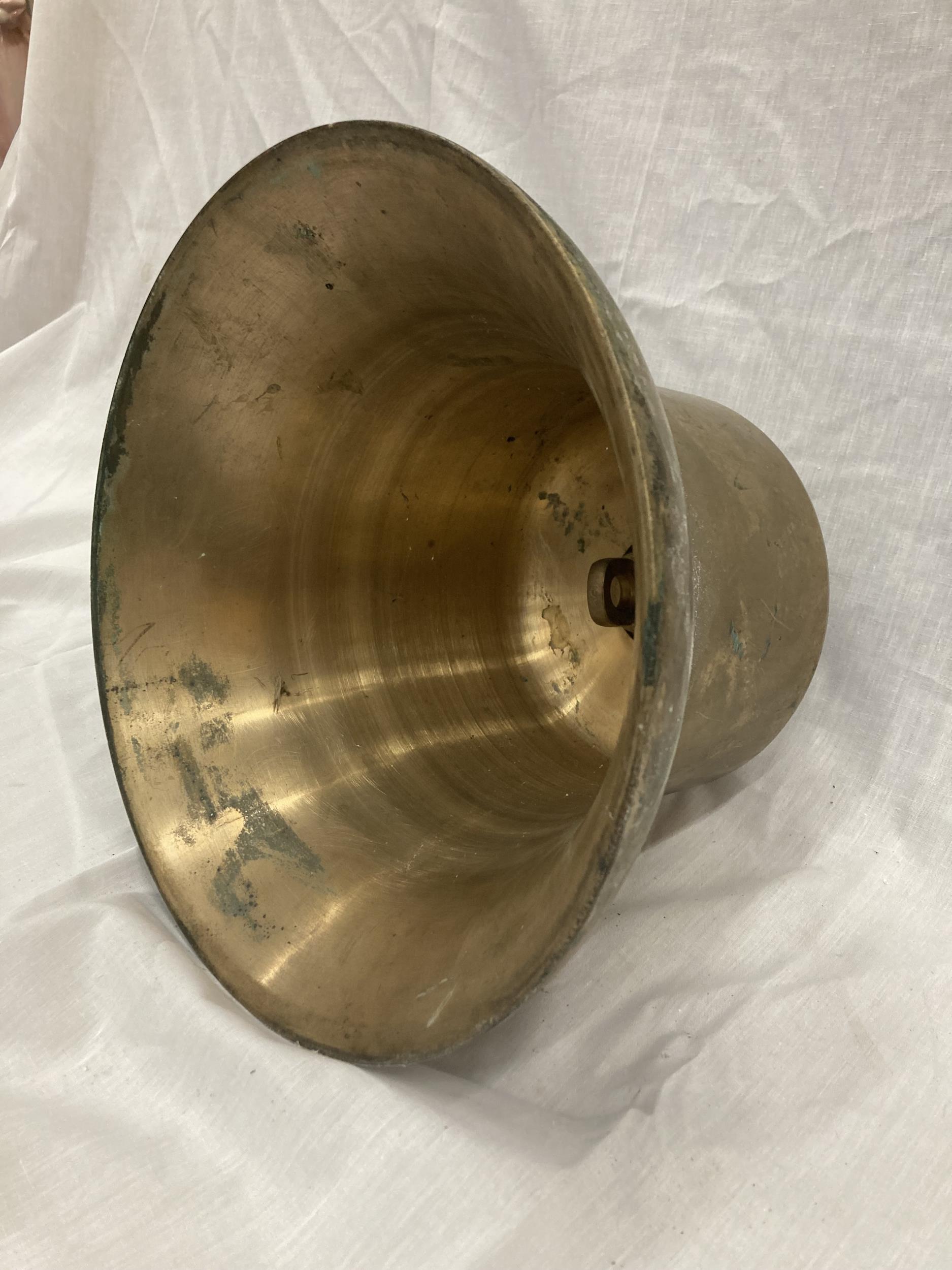 A LARGE HEAVY BRASS BELL HEIGHT 30CM DIAMETER 30CM - Image 5 of 5