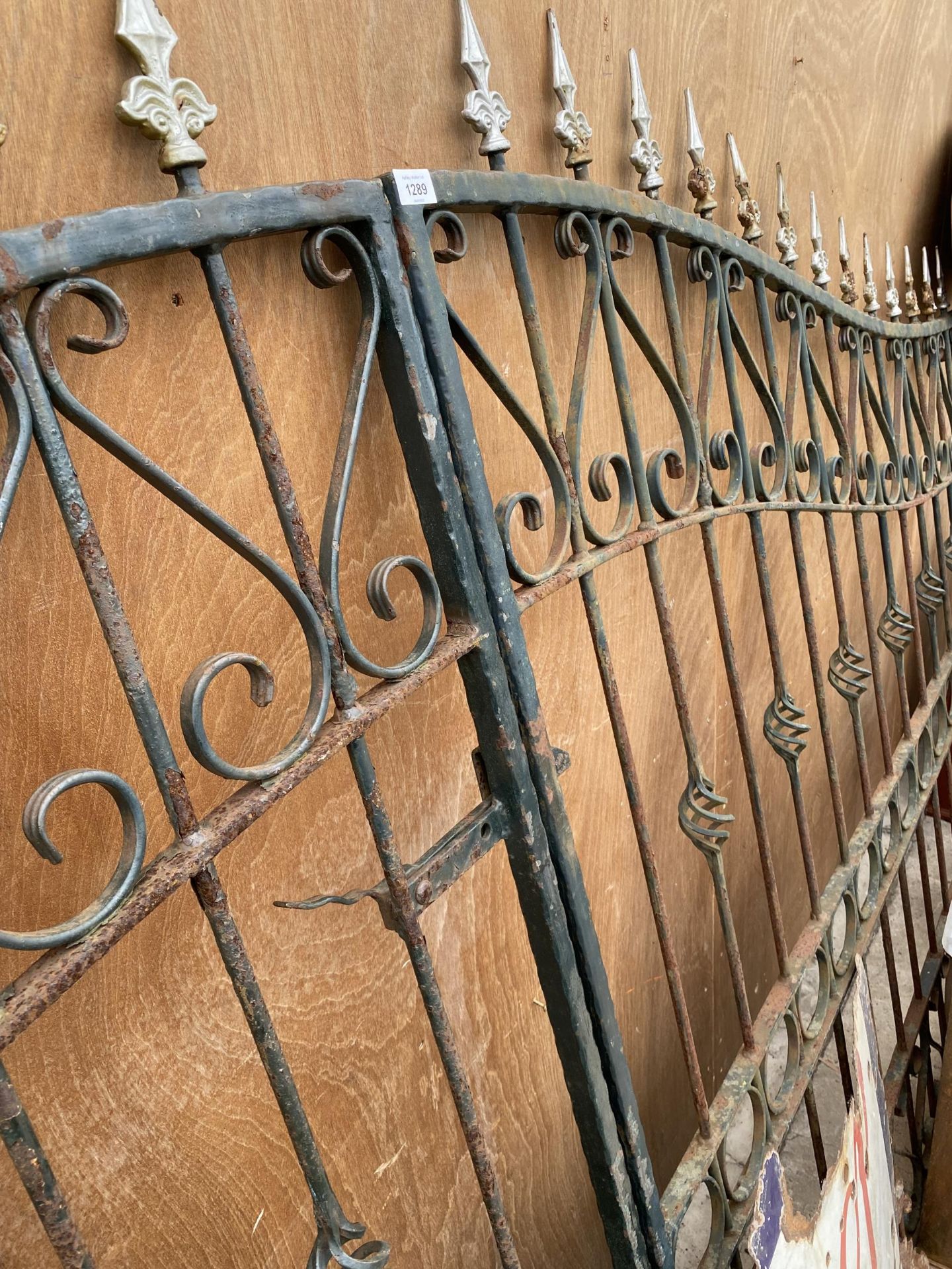 A LARGE PAIR OF VINTAGE WROUGHT IRON GATES (TOTAL LENGTH:360CM) - Image 3 of 6