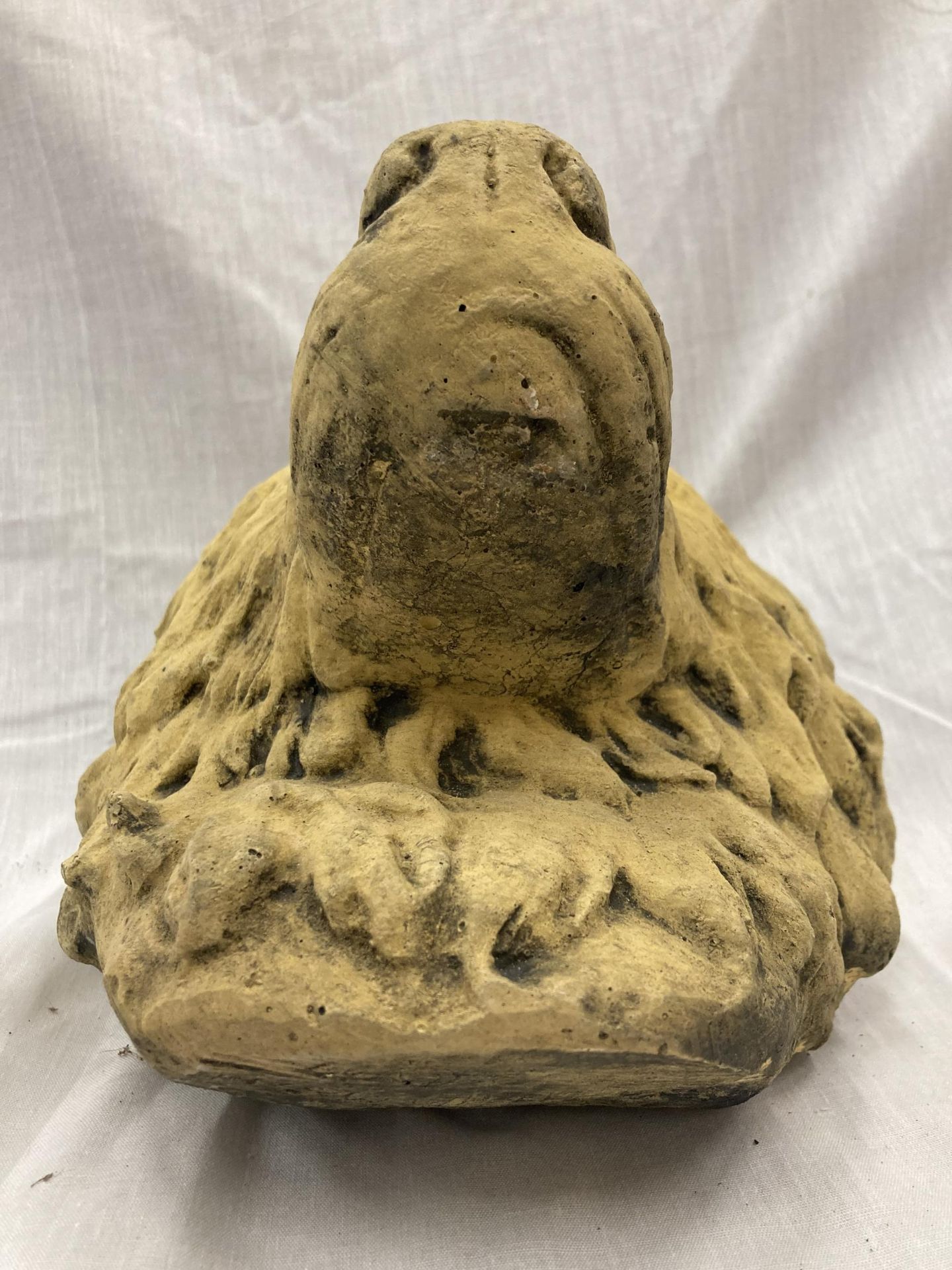 A STONE BUST OF A WOLF HEAD - Bild 4 aus 4