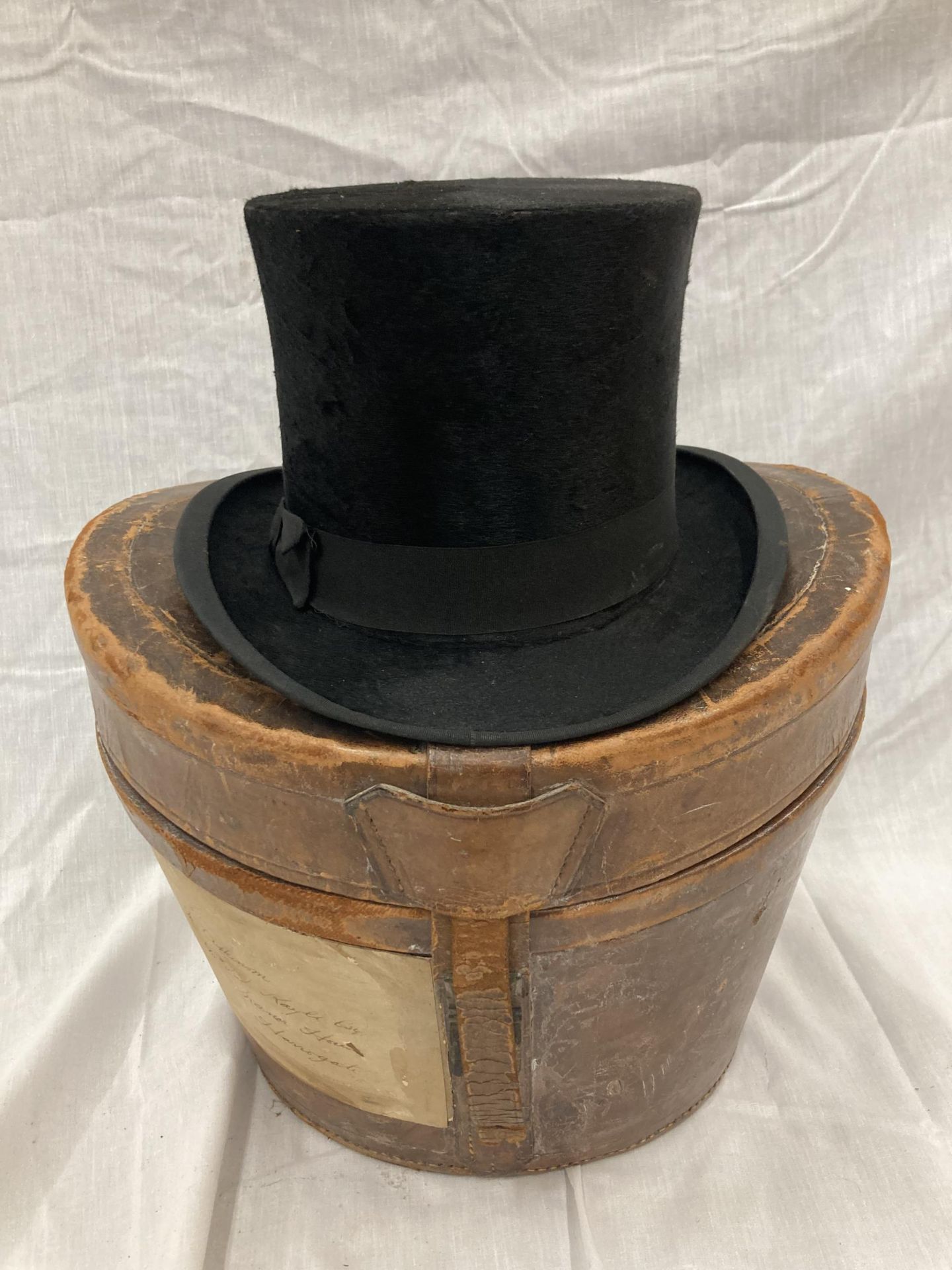 A VINTAGE SPECIAL QUALITY TOP HAT IN A HERBERT JOHNSON NEW BOND STREET LONDON LEATHER TRAVEL BOX - Bild 8 aus 12