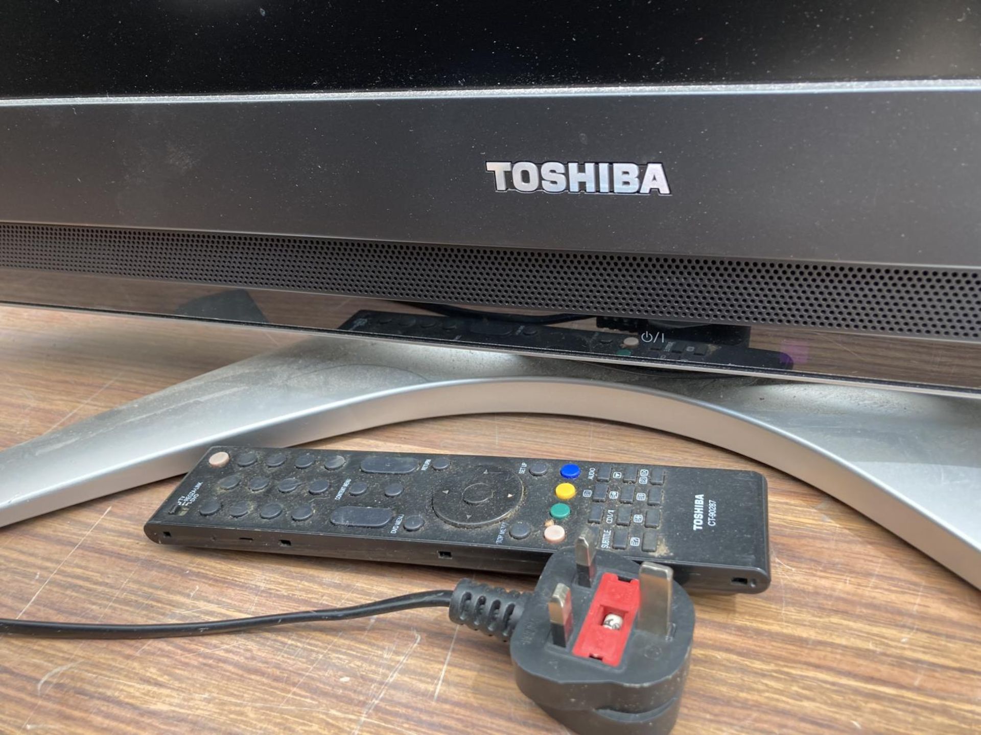 A TOSHIBA 32" TELEVISION WITH REMOTE CONTROL - Bild 2 aus 2