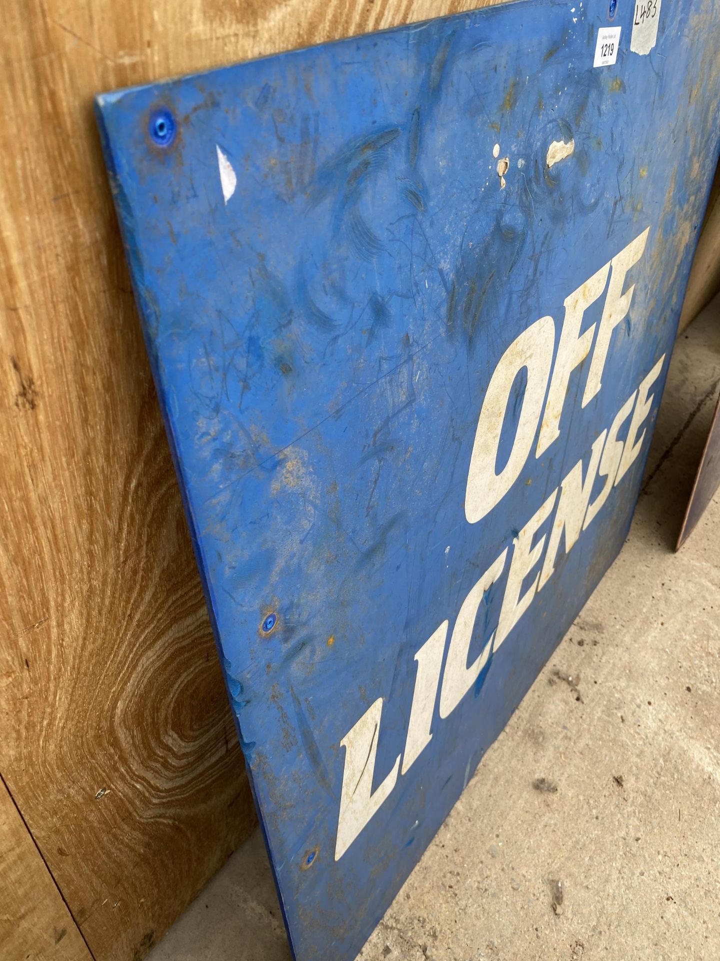 A VINTAGE PLASTIC 'OFF LICENSE' SIGN (H:75CM W:77CM) - Image 3 of 3