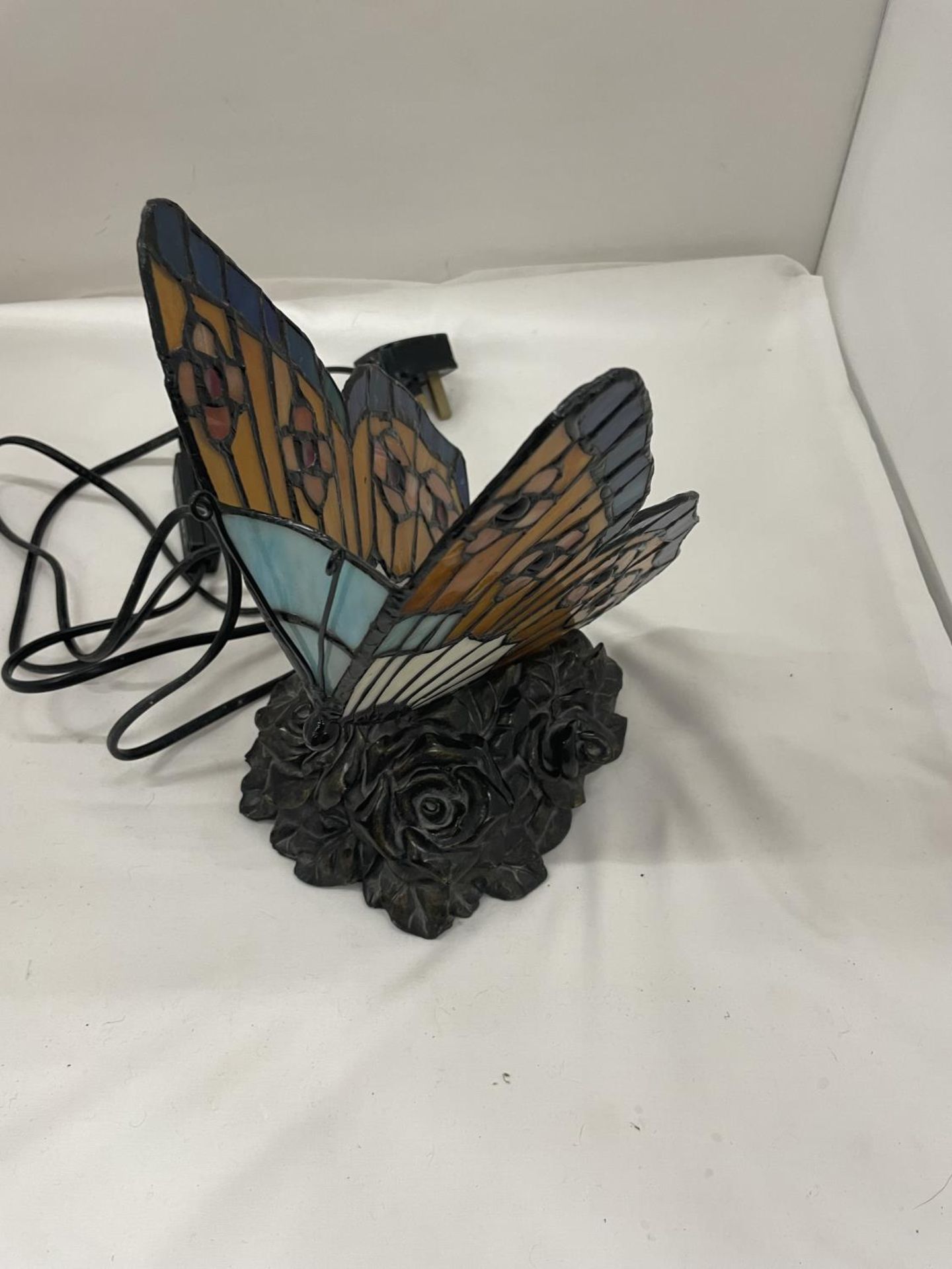 A TIFFANY STYLE BUTTERFLY LAMP HEIGHT 25CM