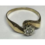 A 9 CARAT GOLD DIAMOND SOLITAIRE RING ON A TWIST SIZE N