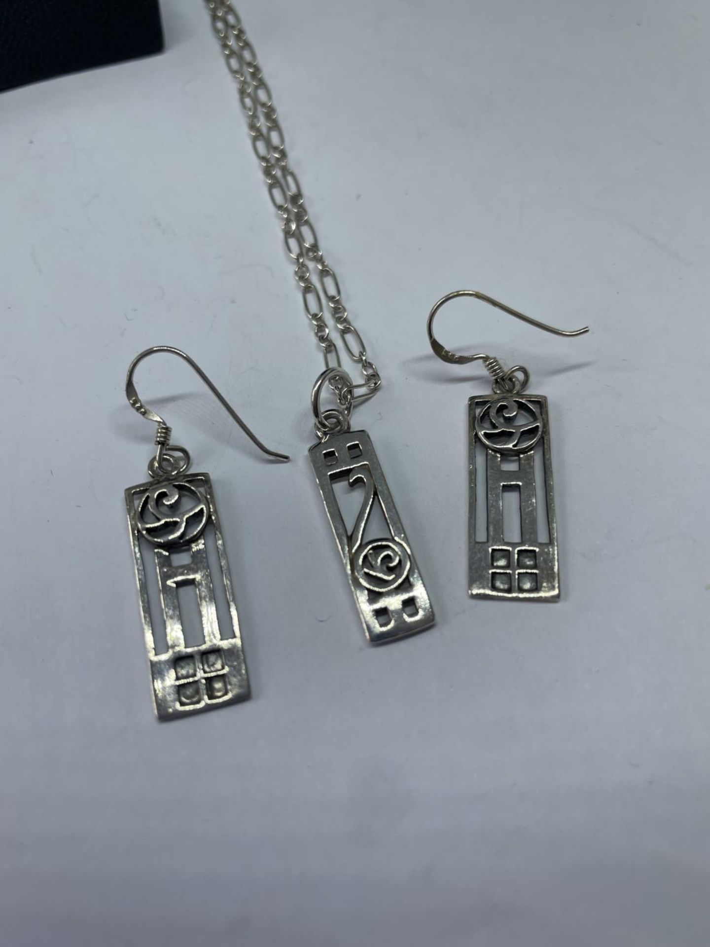 A SILVER MACINTOSH NECKLACE AND EARRINGS SET WITH A PRESENTATION BOX - Image 2 of 3