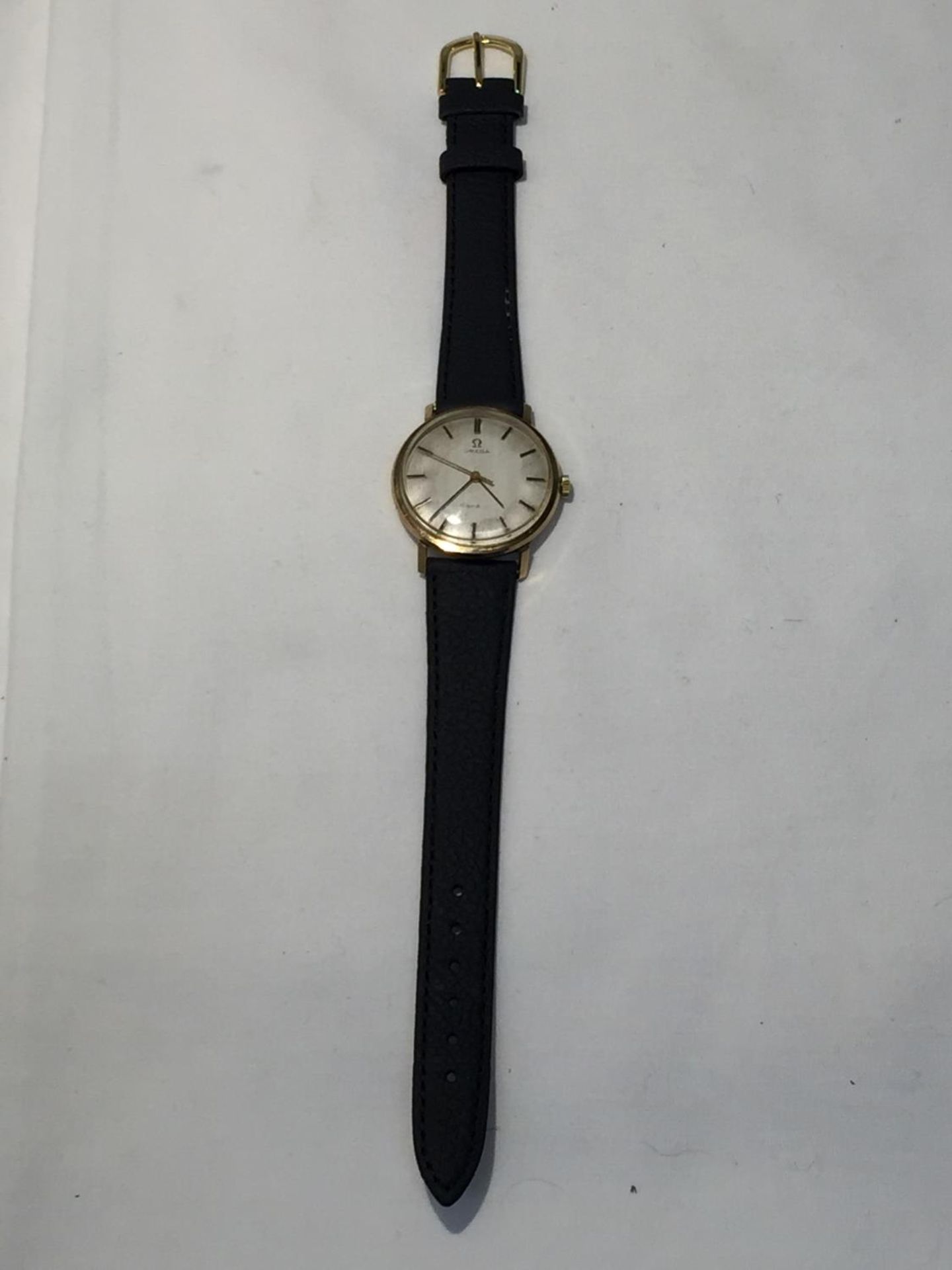 AN OMEGA GENTLEMAN'S WRIST WATCH WITH 9 CARAT GOLD CASE AND LEATHER STRAP