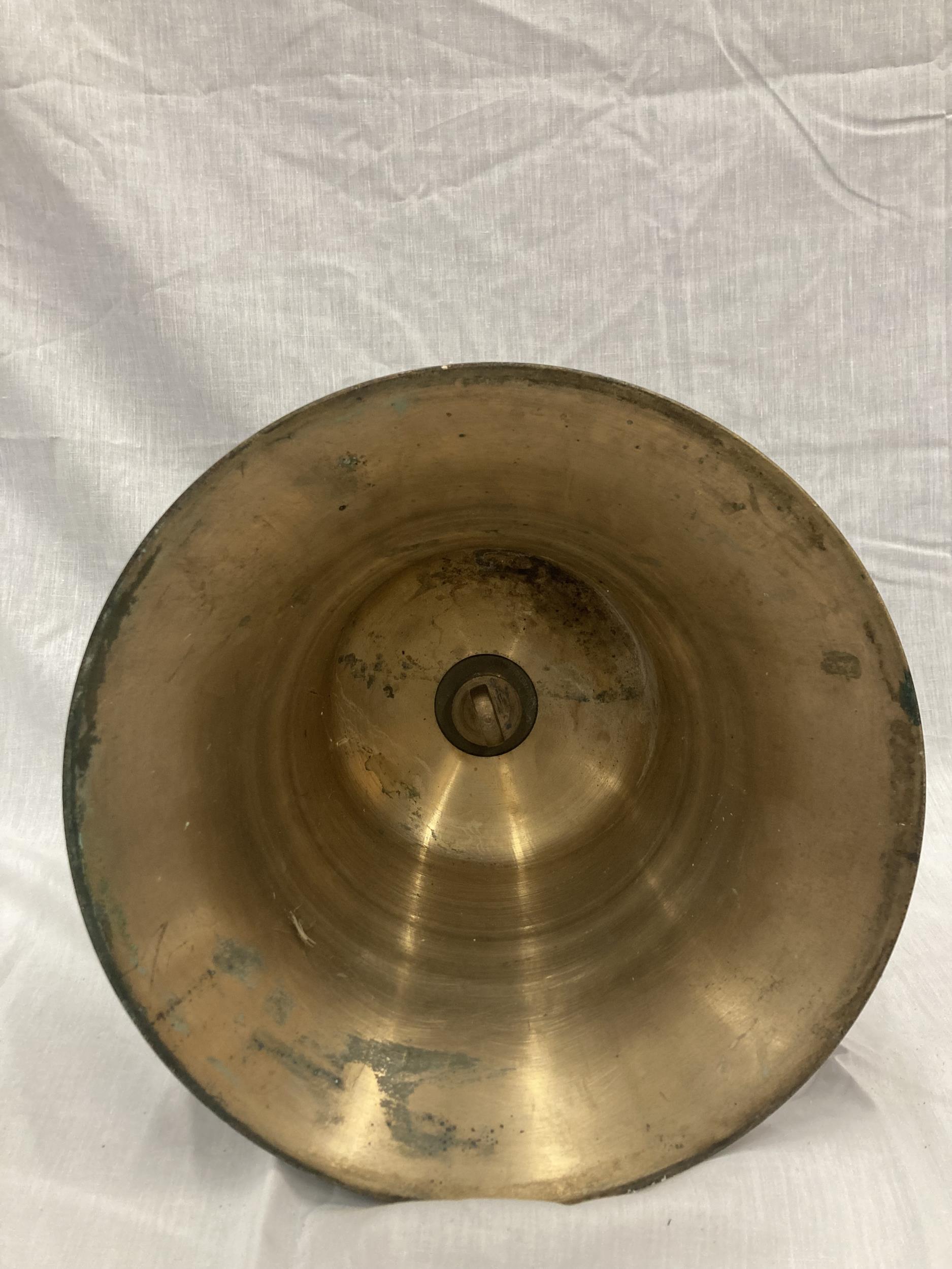 A LARGE HEAVY BRASS BELL HEIGHT 30CM DIAMETER 30CM - Image 4 of 5