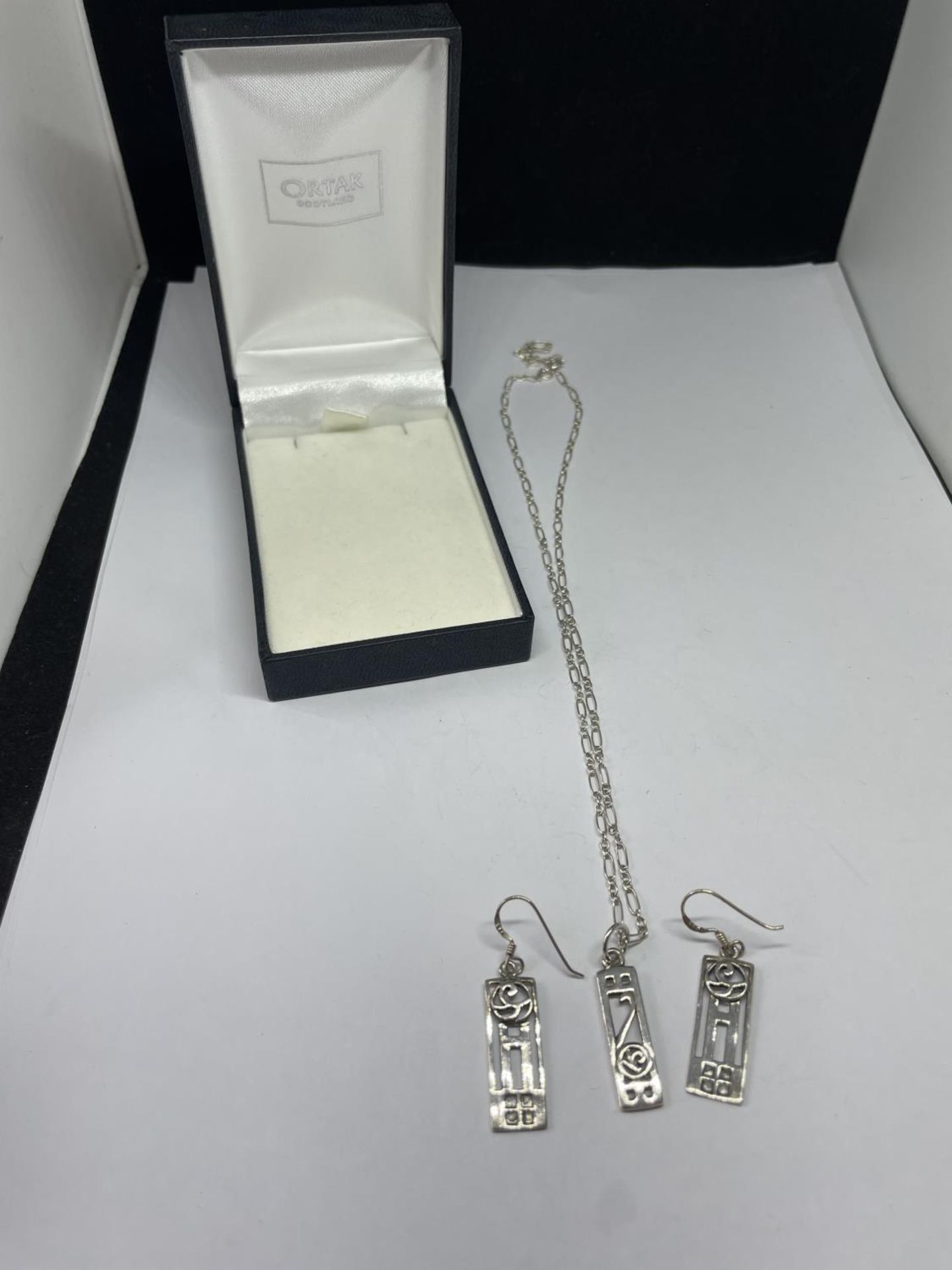 A SILVER MACINTOSH NECKLACE AND EARRINGS SET WITH A PRESENTATION BOX