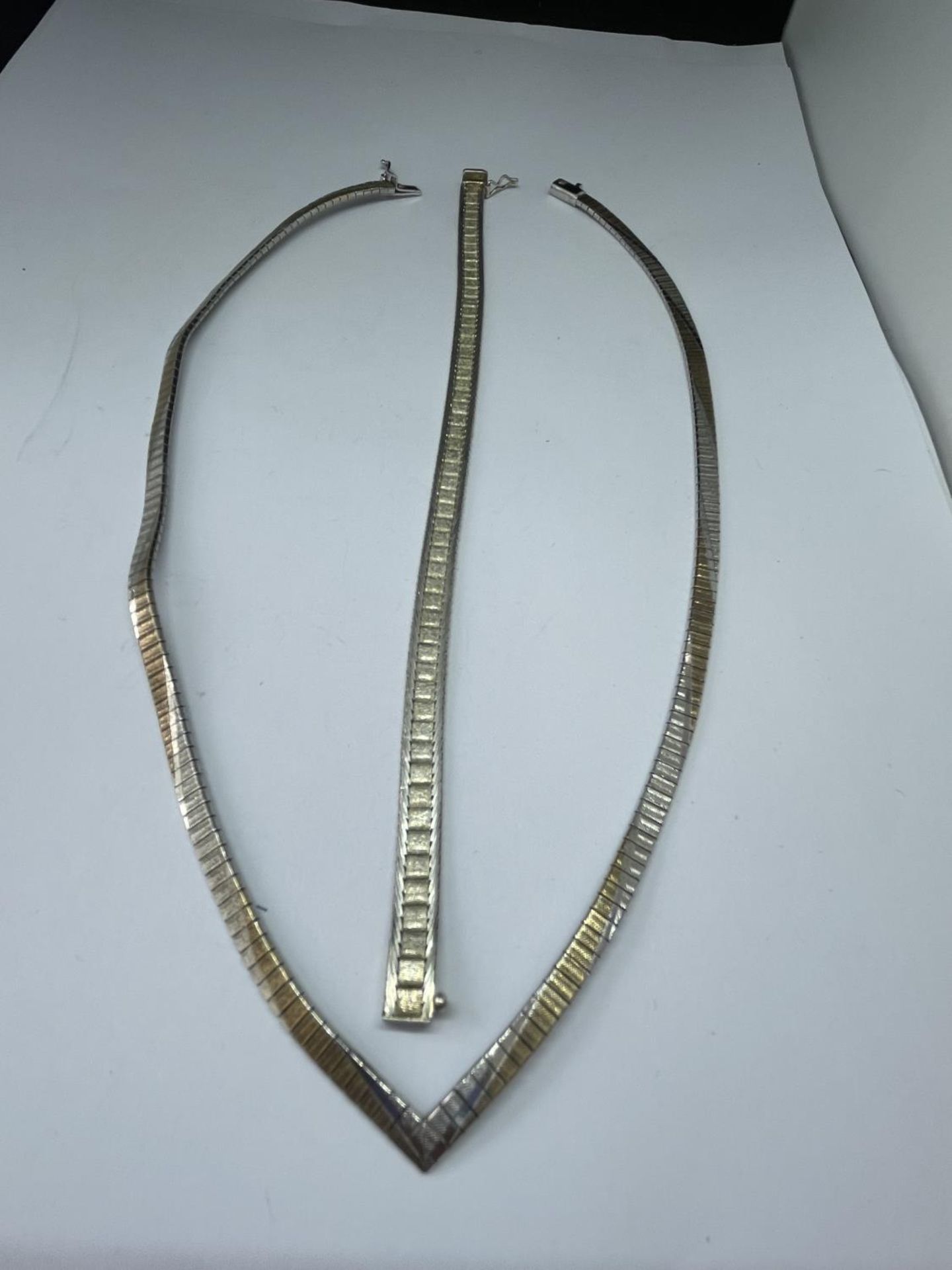 A SILVER AND SILVER GILT NECKLACE AND BRACELET