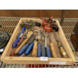 AN ASSORTMENT OF VINTAGE TOOLS TO INCLUDE VICES, PLANES AND CHISELS ETC