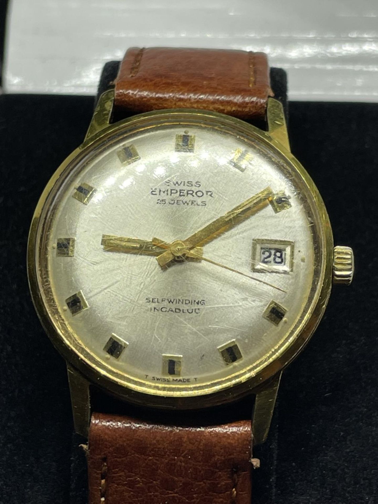 A VINTAGE EMPEROR 25 JEWELS WRIST WATCH SELF WINDING INCABLOC IN A PRESENTATION BOX - Image 2 of 2