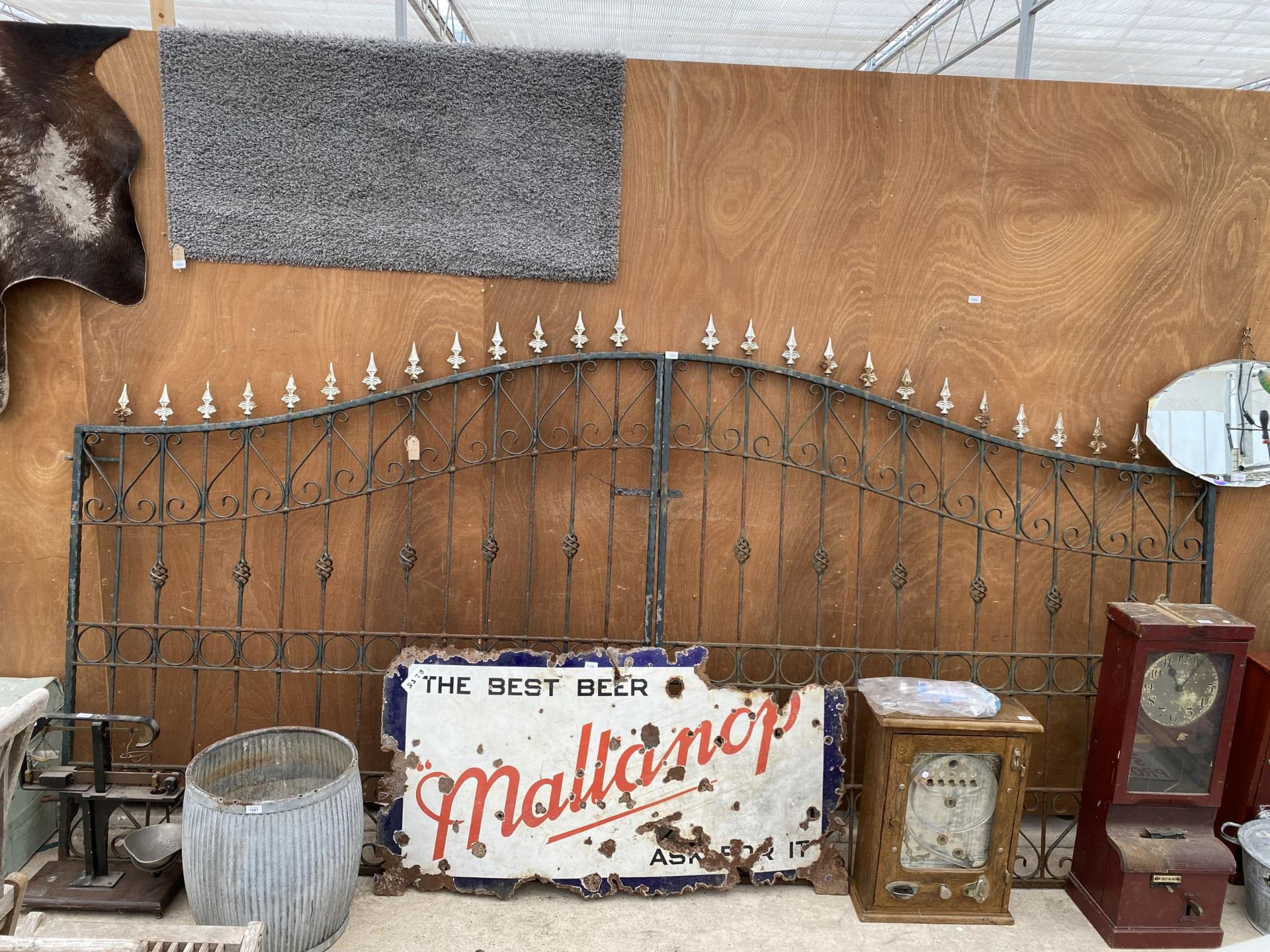 A LARGE PAIR OF VINTAGE WROUGHT IRON GATES (TOTAL LENGTH:360CM)