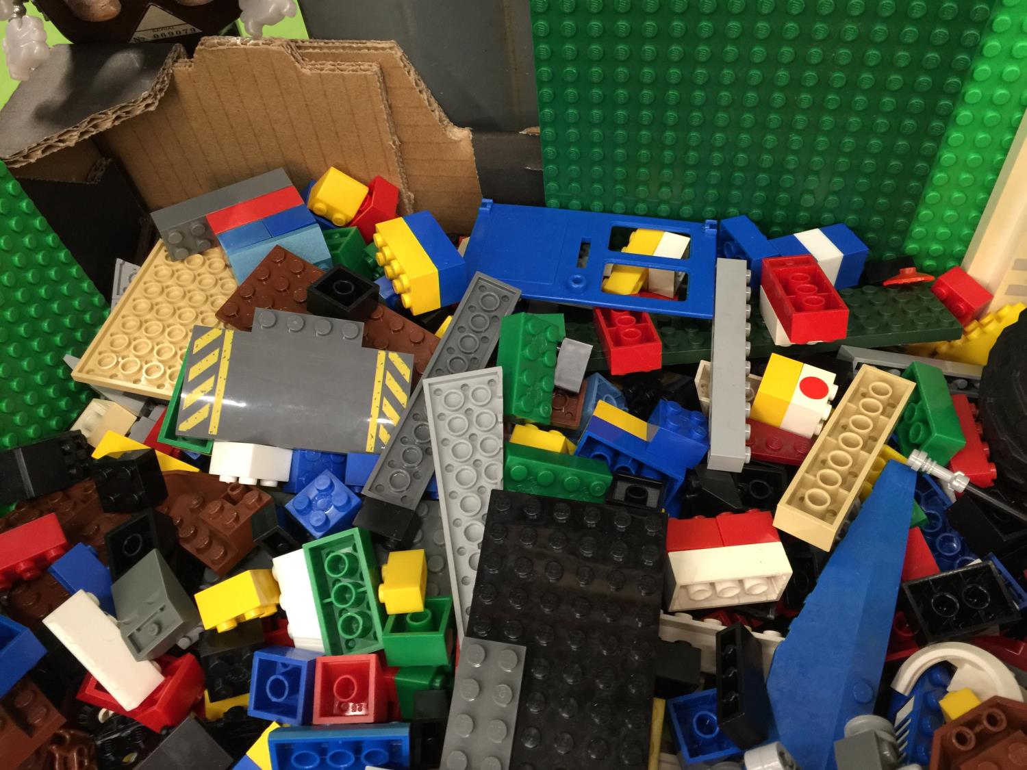 A BOX CONTAINING A QUANTITY OF LEGO TO INCLUDE BASES, FIGURES, ETC - Image 9 of 12