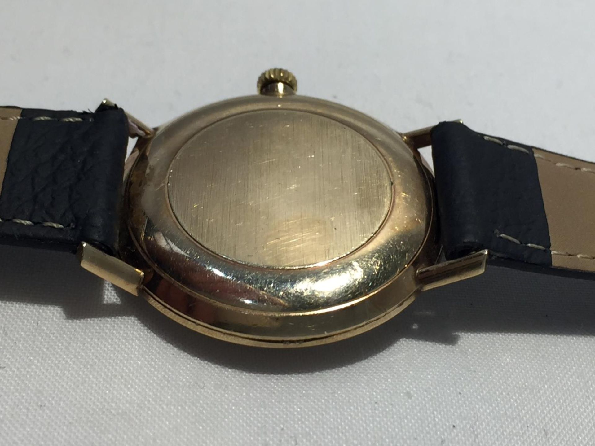 AN OMEGA GENTLEMAN'S WRIST WATCH WITH 9 CARAT GOLD CASE AND LEATHER STRAP - Image 6 of 9