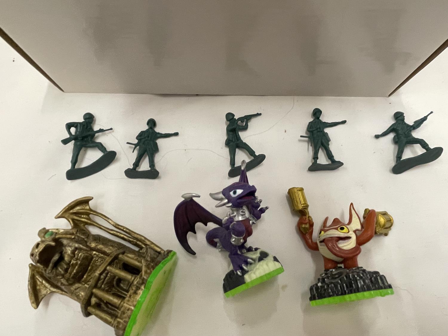 A BOX OF TOY PLASTIC SOLDIERS PLUS 'SPYRO THE DRAGON' FIGURES, ETC - Image 4 of 5