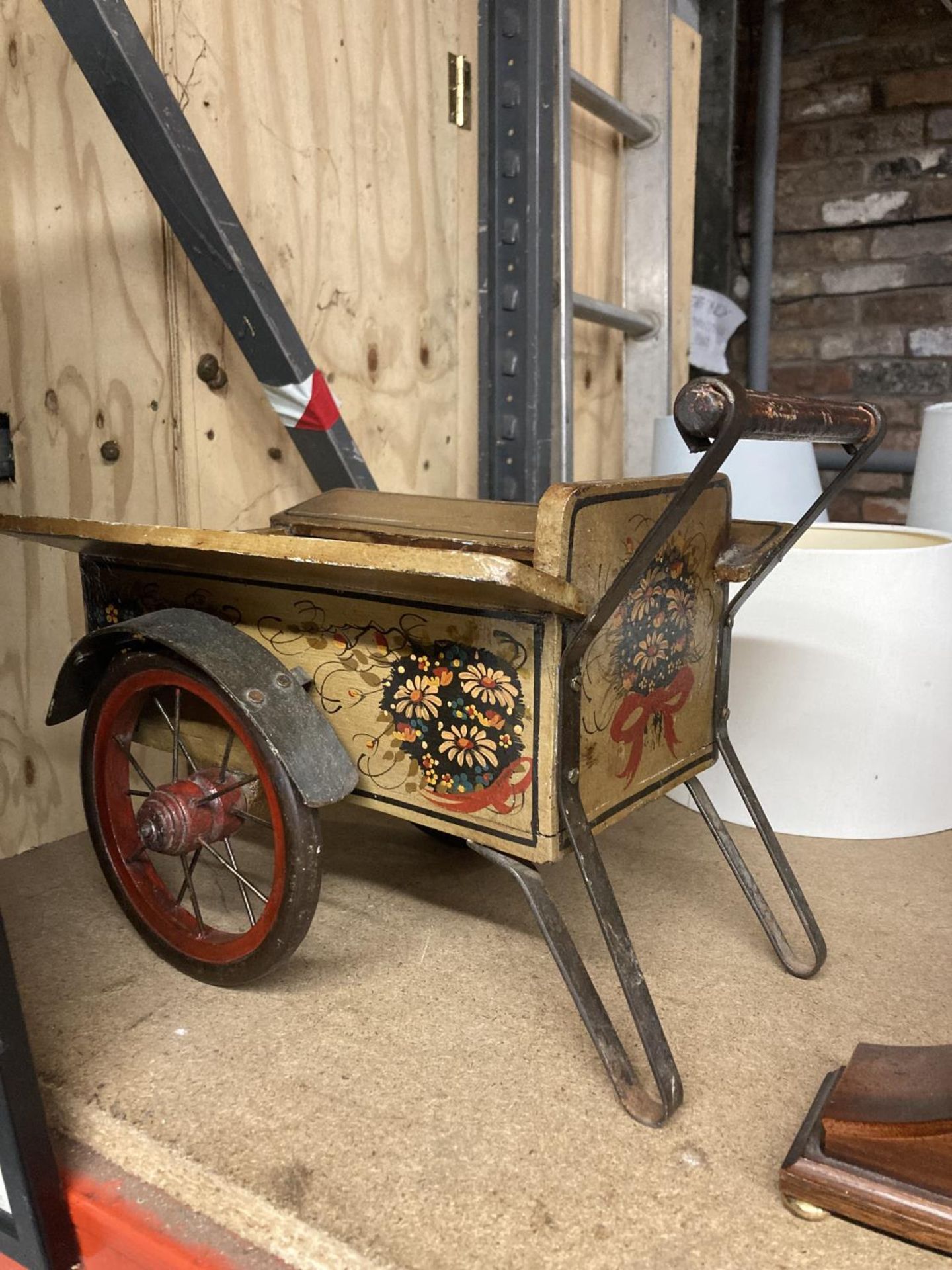 A WOODEN AND METAL VINTAGE CART WITH A HANDPAINTED FLORAL DESIGN COULD BE USED AS A GARDEN PLANTER - Image 4 of 4