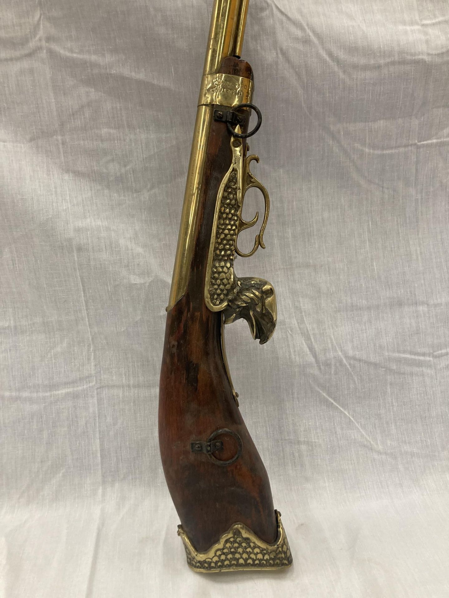 A DECORATIVE ORNAMENTAL BRASS MUSKET - Bild 5 aus 7