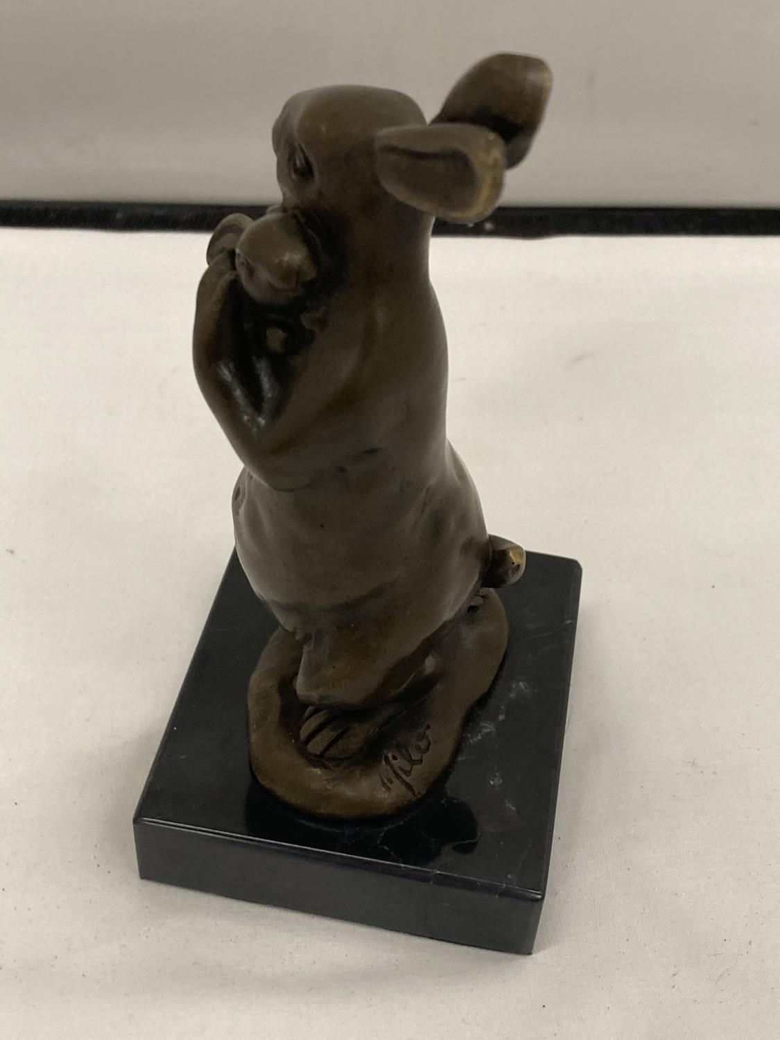A SIGNED BRONZE RABBIT HOLDING HER BABY ON A MARBLE BASE - Image 9 of 10